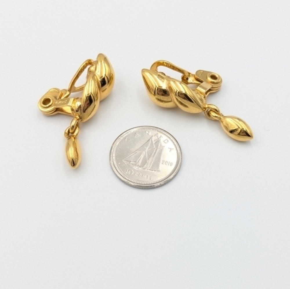 Vintage signed Monet gold tone clip on earrings - Picture 2 of 4